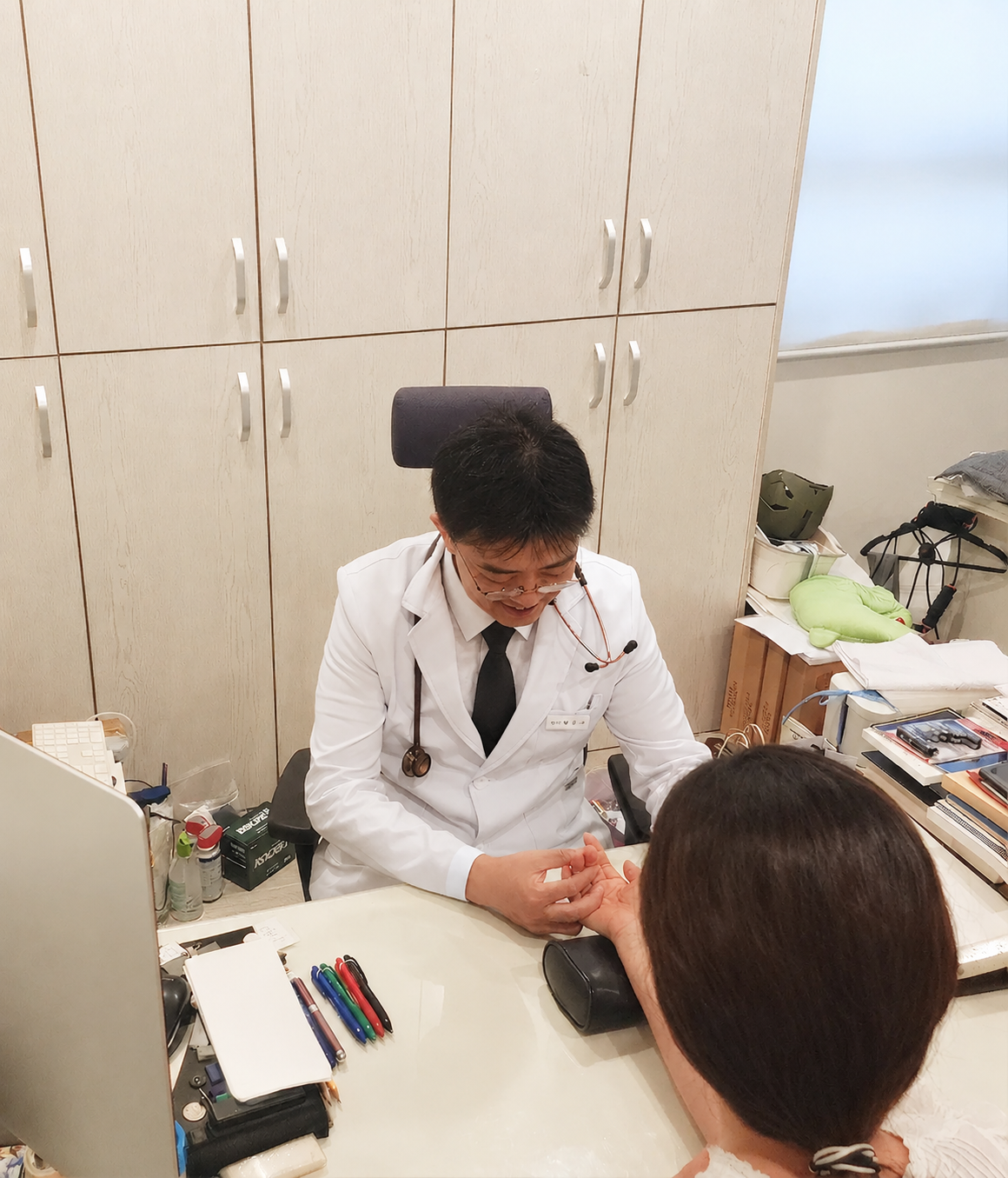 환자의 맥을 짚으며 상담하는 진료 장면